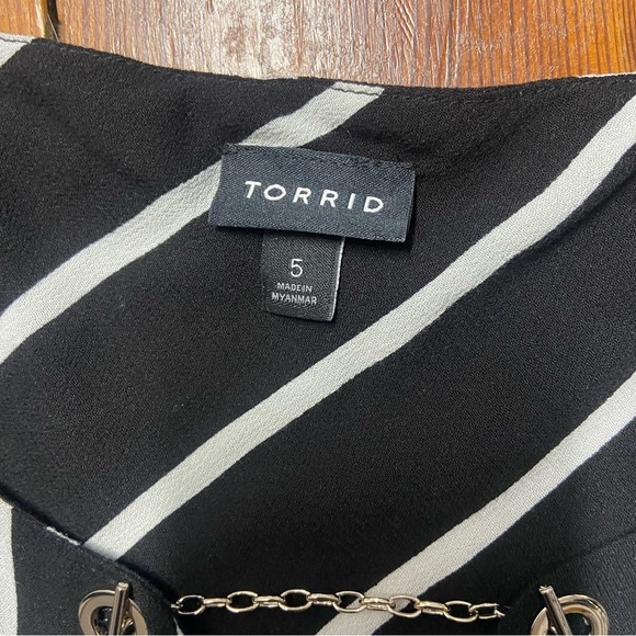Torrid Women’s Striped Sleeveless Top Size 5X Chain Detail Black White Flowy - Picture 5 of 13